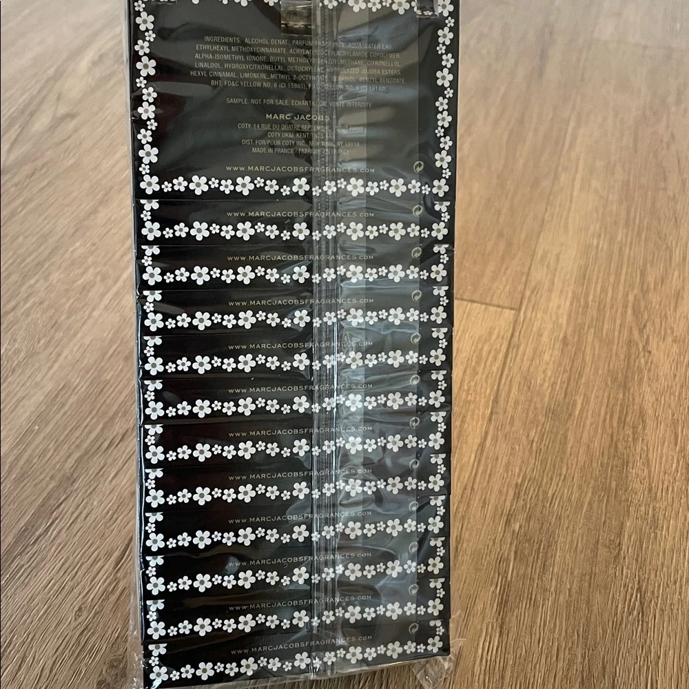 NEW Sealed Sleeve of 12 Carded Sample‎ Vials Marc Jacobs Daisy 1.2 ml